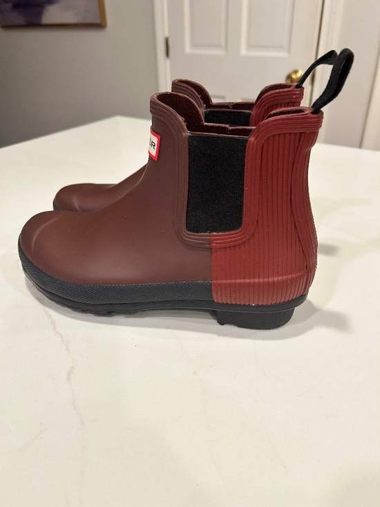 Hunter Shoes - Hunter Commando Chelsea Boots for Women, Size 8- Muted Berry & Black